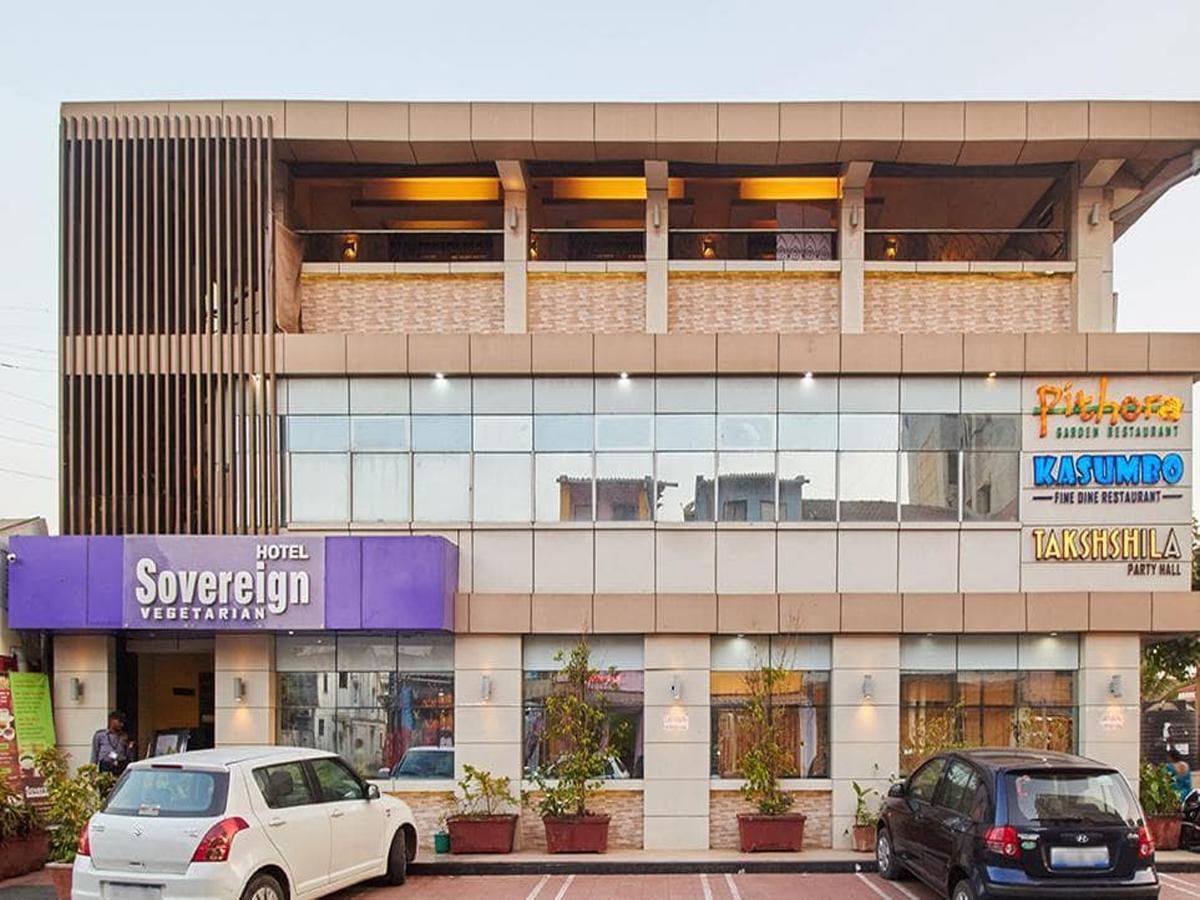 Hotel Sovereign Daman Exteriör bild